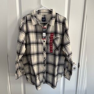 NWT- Gap woman’s plaid 100% cotton flannel shirt, size XL